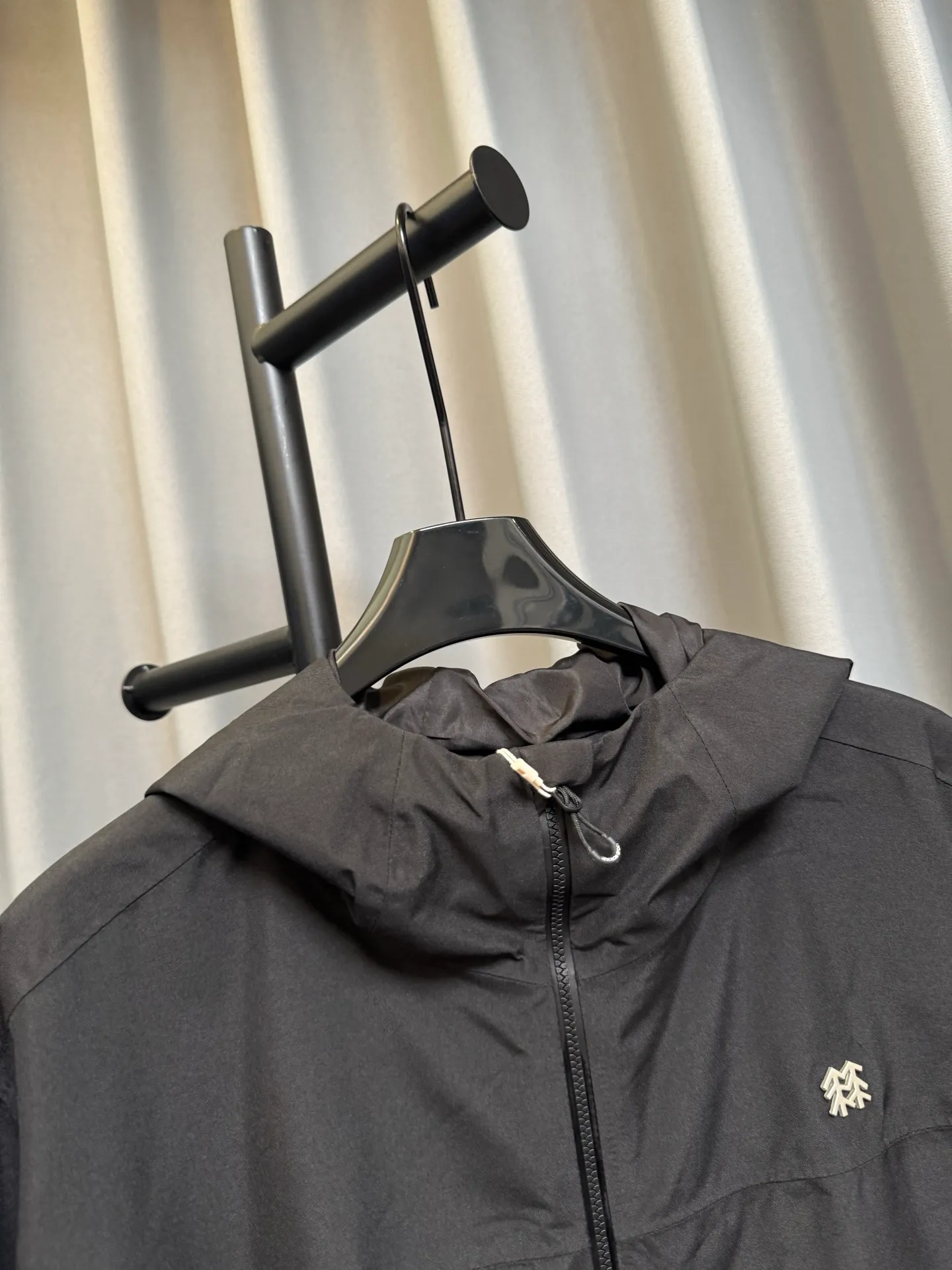 [Premium Reproduction] KOLON/KOLON SPORT 26fw New Arrival 2L Short Soft Shell Jacket Loose Waterproof Windproof Wear-Resistant Breathable Jacket (Black) Originally developed by b. The top version of this women's jacket is made of polyester fabric with waterproof, windproof, and Wear-Resistant properties. It is equipped with a waterproof zipper. The hood, cuffs, and hem are adjustable and have a loose fit. It is suitable for summer outdoor scenes and can also be used for daily commuting. It not only meets the needs of basic outdoor protection, but also has a dazzling color design, taking into account both practicality and appearance. It is suitable for women who pursue professional outdoor functions and value the dressing effect. It is positioned as a practical model that takes into account both outdoor and daily life. Look for the version. Size：xs/s/m/l/xl